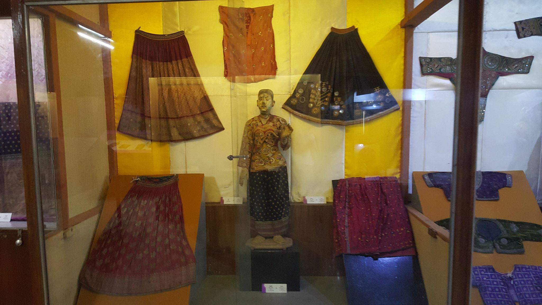 Des jupes et brassières de saris