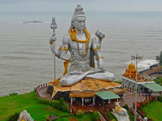 Statue monumentale du dieu Shiva